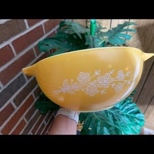 VINTAGE PYREX! Sunflower yellow- perfect condition. Mixing bowl oven safe!